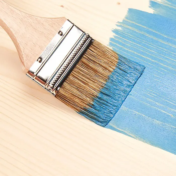 Holzfarbe mit Pinsel